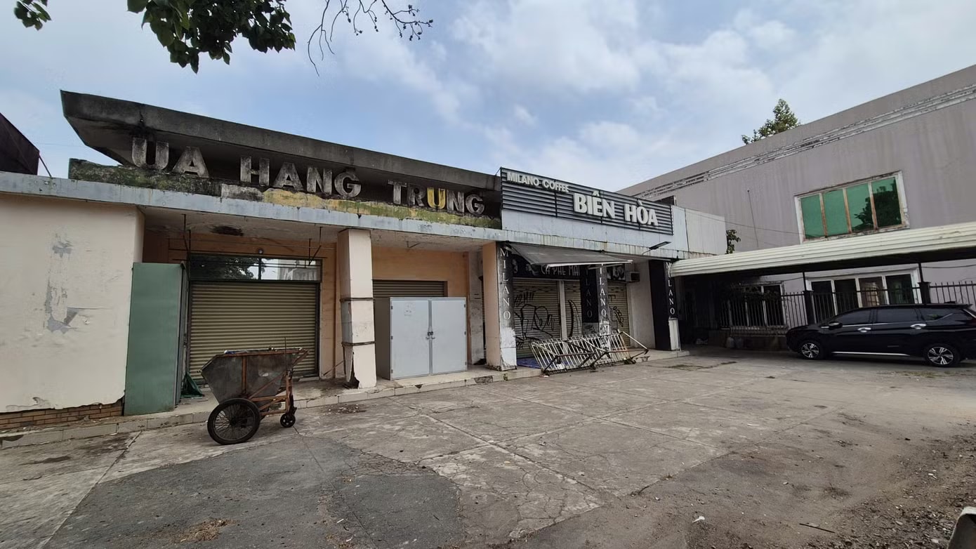 Cận cảnh nhiều trụ sở bỏ hoang, cỏ mọc um tùm... ở Đồng Nai - Ảnh 21.