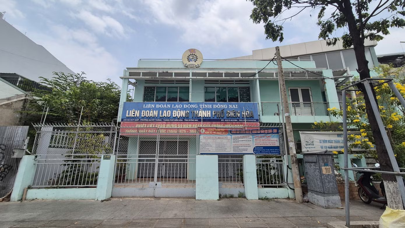 Cận cảnh nhiều trụ sở bỏ hoang, cỏ mọc um tùm... ở Đồng Nai - Ảnh 15.