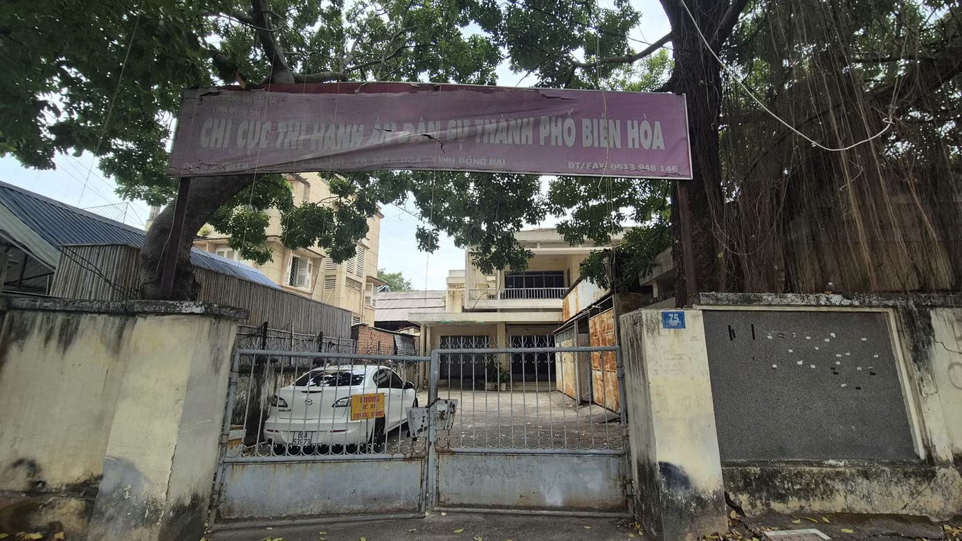 Cận cảnh nhiều trụ sở bỏ hoang, cỏ mọc um tùm... ở Đồng Nai - Ảnh 9.