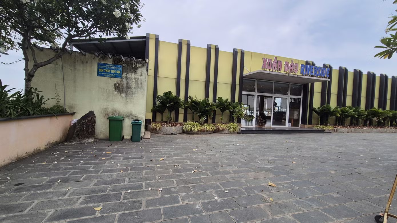 Cận cảnh nhiều trụ sở bỏ hoang, cỏ mọc um tùm... ở Đồng Nai - Ảnh 16.