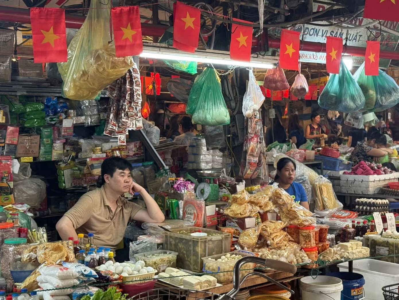 Hộ kinh doanh tại chợ truyền thống Hà Nội. Nâng ngưỡng miễn thuế hộ kinh doanh: 'Dễ thở' hơn nhưng có hết vướng? - Ảnh 1.