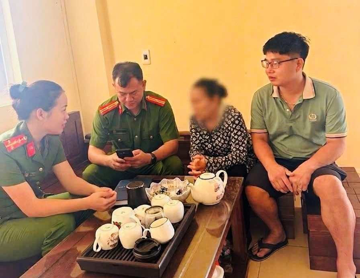Bà V. 64 tuổi đến ngân hàng chuyển 5.000 USD để nhận quà từ 'bạn trai ngoại quốc', tài xế taxi nghe chuyện chở thẳng đến đồn công an