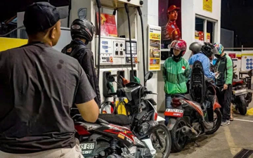 Giá xăng tăng lên gần 30.000 đồng/lít, dự trữ trợ cấp chỉ còn đủ 18 ngày: Nền kinh tế lớn nhất Đông Nam Á nguy cơ ‘vỡ trận’ nguồn cung