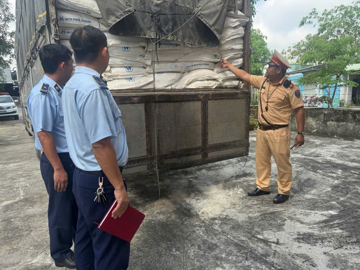 Kiểm tra đột xuất một xe tải, tịch thu 120 bao bì mang nhãn hiệu nước ngoài: Xử phạt hành chính tài xế 70 triệu đồng