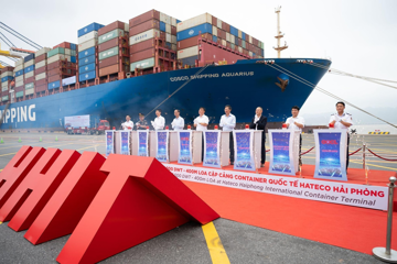 Siêu tàu dài 400m lần đầu tiên cập bến Hải Phòng, doanh nghiệp phụ trách tổ chức hẳn nghi lễ hoành tráng để chào đón