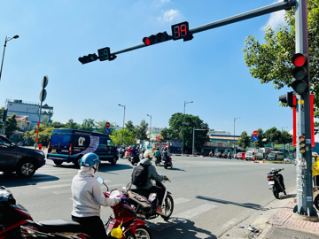 Từ năm 2026, dừng đèn đỏ kiểu này có thể bị phạt tới 22 triệu đồng, trừ điểm GPLX