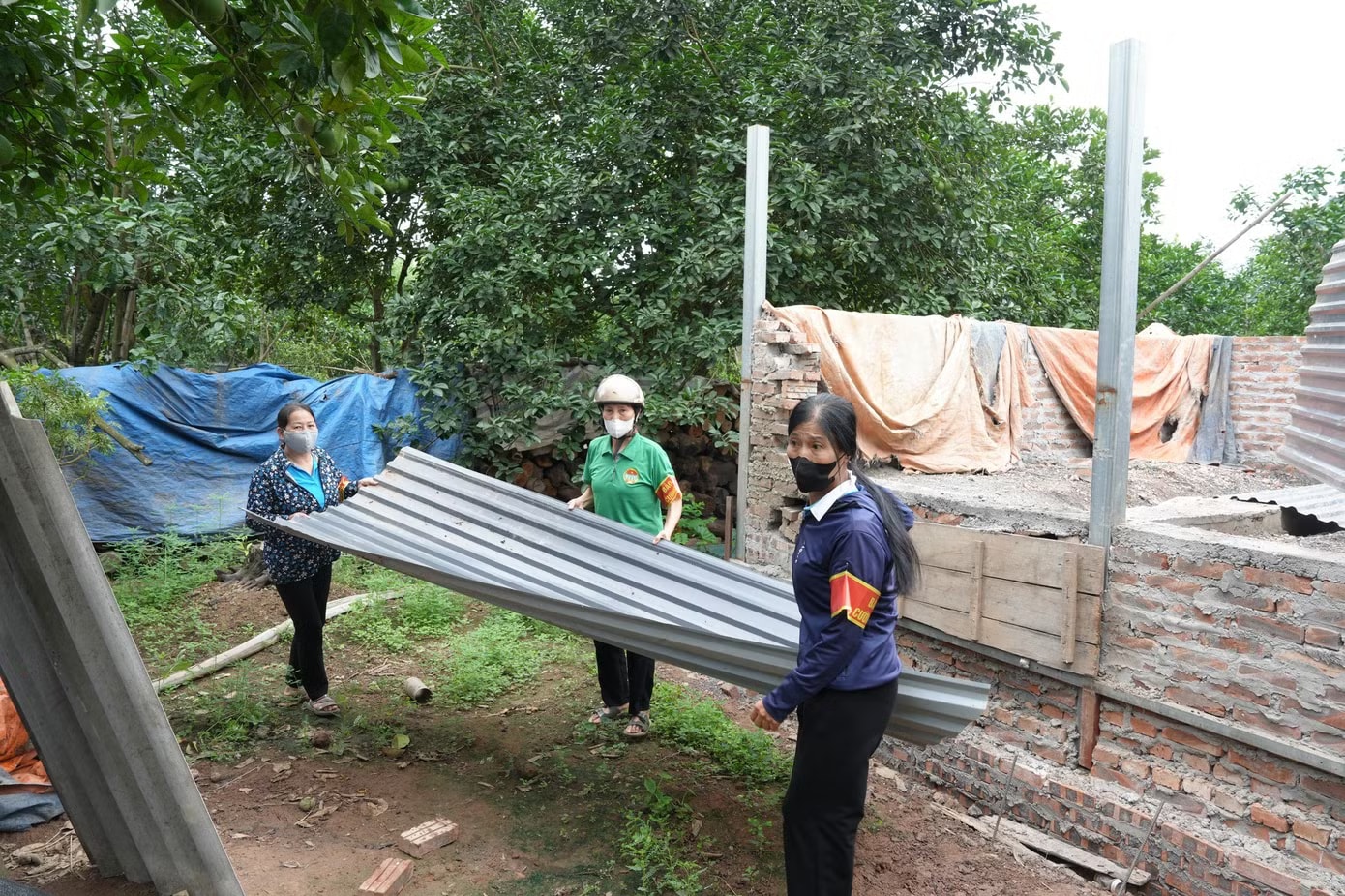 Lực lượng chức năng xã Thanh Oai tham gia cưỡng chế. Thêm hàng loạt công trình vi phạm ở Hà Nội bị cưỡng chế - Ảnh 1.