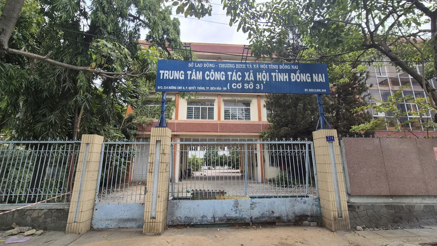 Cận cảnh nhiều trụ sở bỏ hoang, cỏ mọc um tùm... ở Đồng Nai - Ảnh 4.