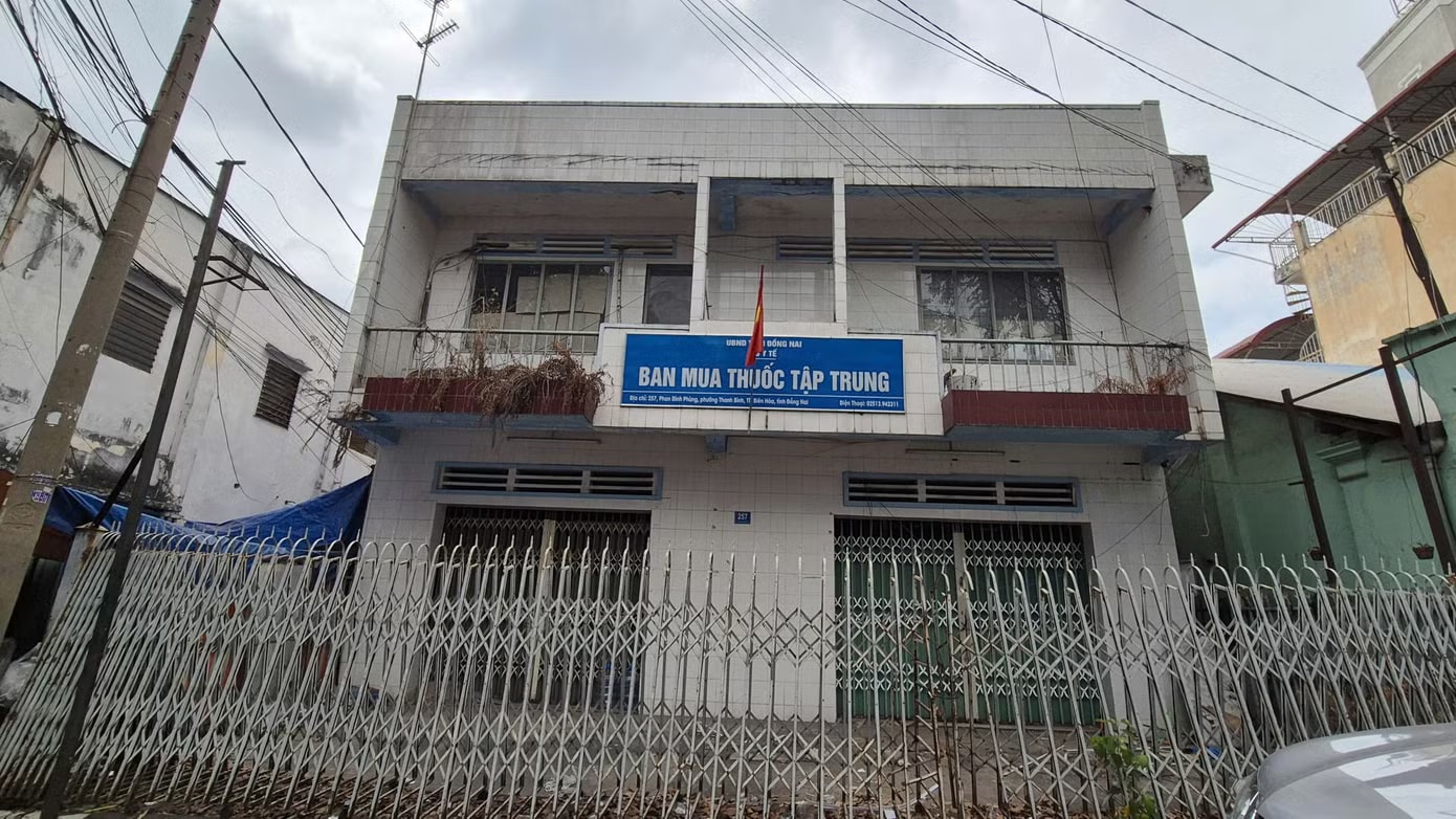 Cận cảnh nhiều trụ sở bỏ hoang, cỏ mọc um tùm... ở Đồng Nai - Ảnh 14.