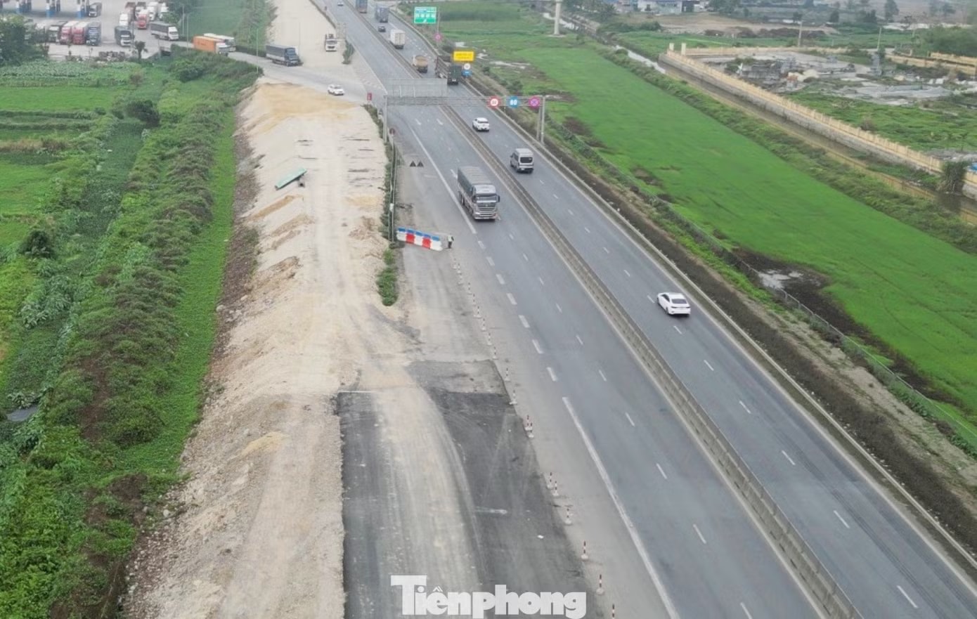 Một số đoạn qua các nút giao và đường kết nối với cao tốc đang được các đơn vị thi công hoàn thiện tiếp. Cao tốc Cao Bồ - Mai Sơn mở rộng chưa xong, vì sao xe được đi tạm? - Ảnh 2.