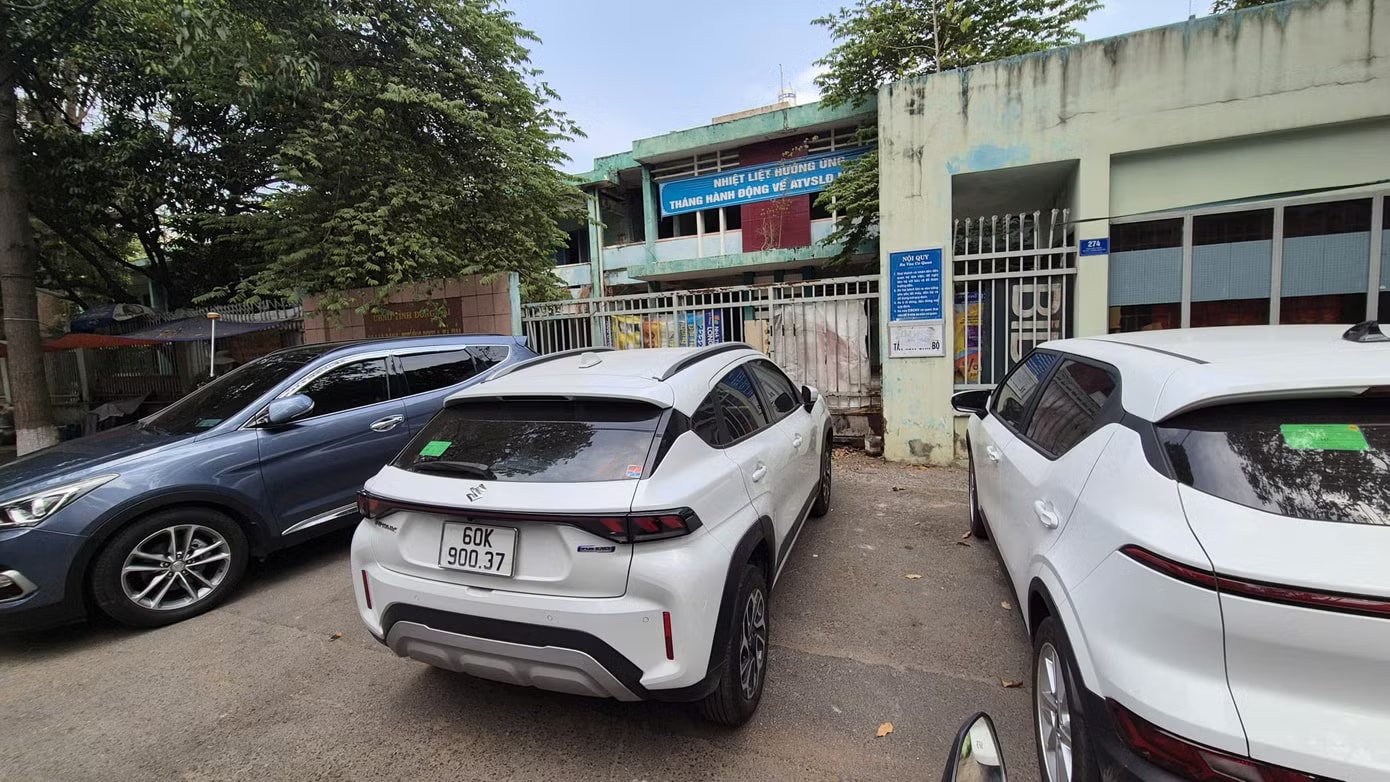 Cận cảnh nhiều trụ sở bỏ hoang, cỏ mọc um tùm... ở Đồng Nai - Ảnh 3.