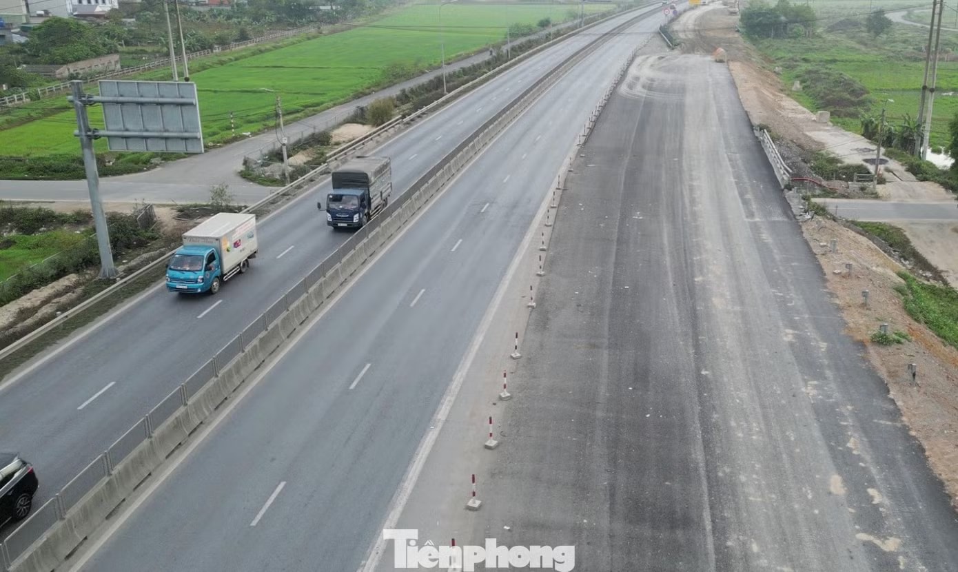 Suốt chiều dài hơn 15 km cao tốc Cao Bồ - Mai Sơn, nhiều đoạn đã được mở rộng, thảm nhựa hoàn thiện. Cao tốc Cao Bồ - Mai Sơn mở rộng chưa xong, vì sao xe được đi tạm? - Ảnh 1.
