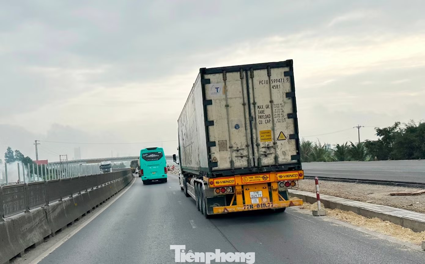 Việc này cũng giúp giảm tải cho toàn bộ tuyến đường vào cuối tuần. Cao tốc Cao Bồ - Mai Sơn mở rộng chưa xong, vì sao xe được đi tạm? - Ảnh 5.