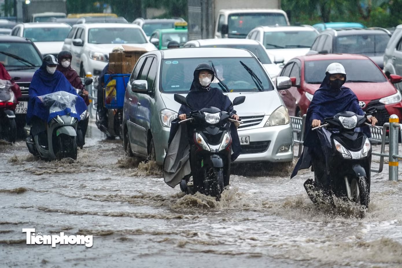 Miền Bắc có thể xuất hiện mưa rất to trong đêm 22 và ngày 23/4. Không khí lạnh tràn về, miền Bắc có thể mưa rất to - Ảnh 1.