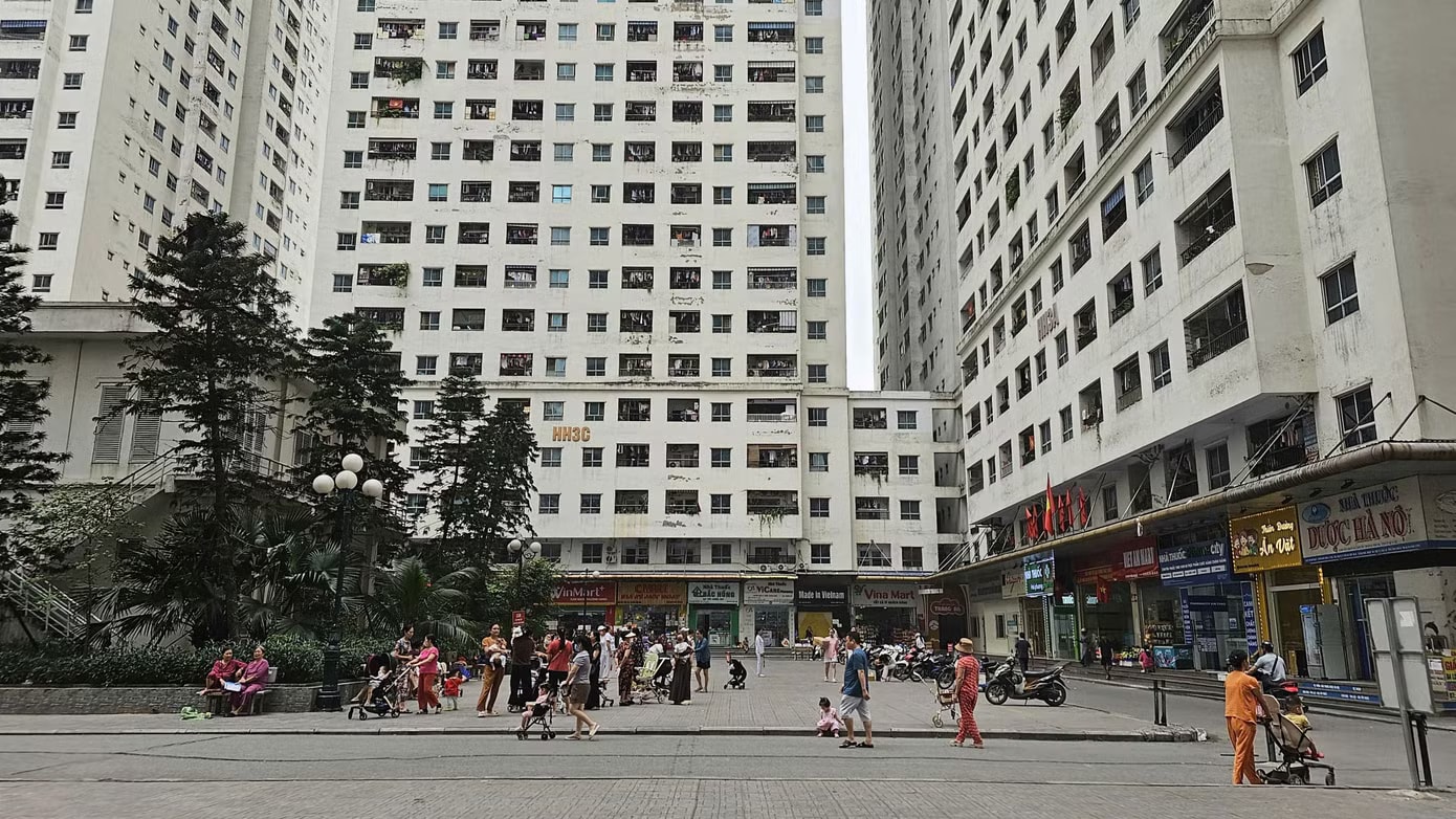 Cư dân khu chung cư HH Linh Đàm (phường Hoàng Liệt, Hà Nội), bất ngờ nhận được thông báo về việc thu kinh phí bảo trì phần sở hữu chung nhà chung cư (2%) ngay sau khi vừa được lấy ý kiến, khảo sát về hướng xử lý liên quan sai phạm của chủ đầu tư. Ảnh: Đình Phong. Sau khảo sát ‘trả nhà lấy tiền’, dân chung cư HH Linh Đàm lại nhận thông báo thu phí bảo trì - Ảnh 1.