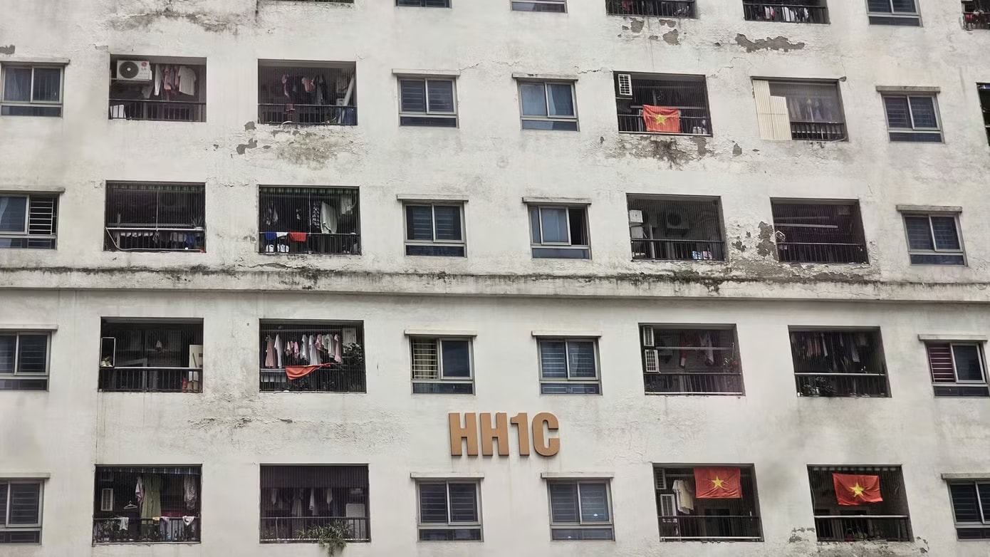 Khu chung cư HH Linh Đàm xuất hiện tình trạng xuống cấp, tường bong tróc... Ảnh: Đình Phong. Sau khảo sát ‘trả nhà lấy tiền’, dân chung cư HH Linh Đàm lại nhận thông báo thu phí bảo trì - Ảnh 2.