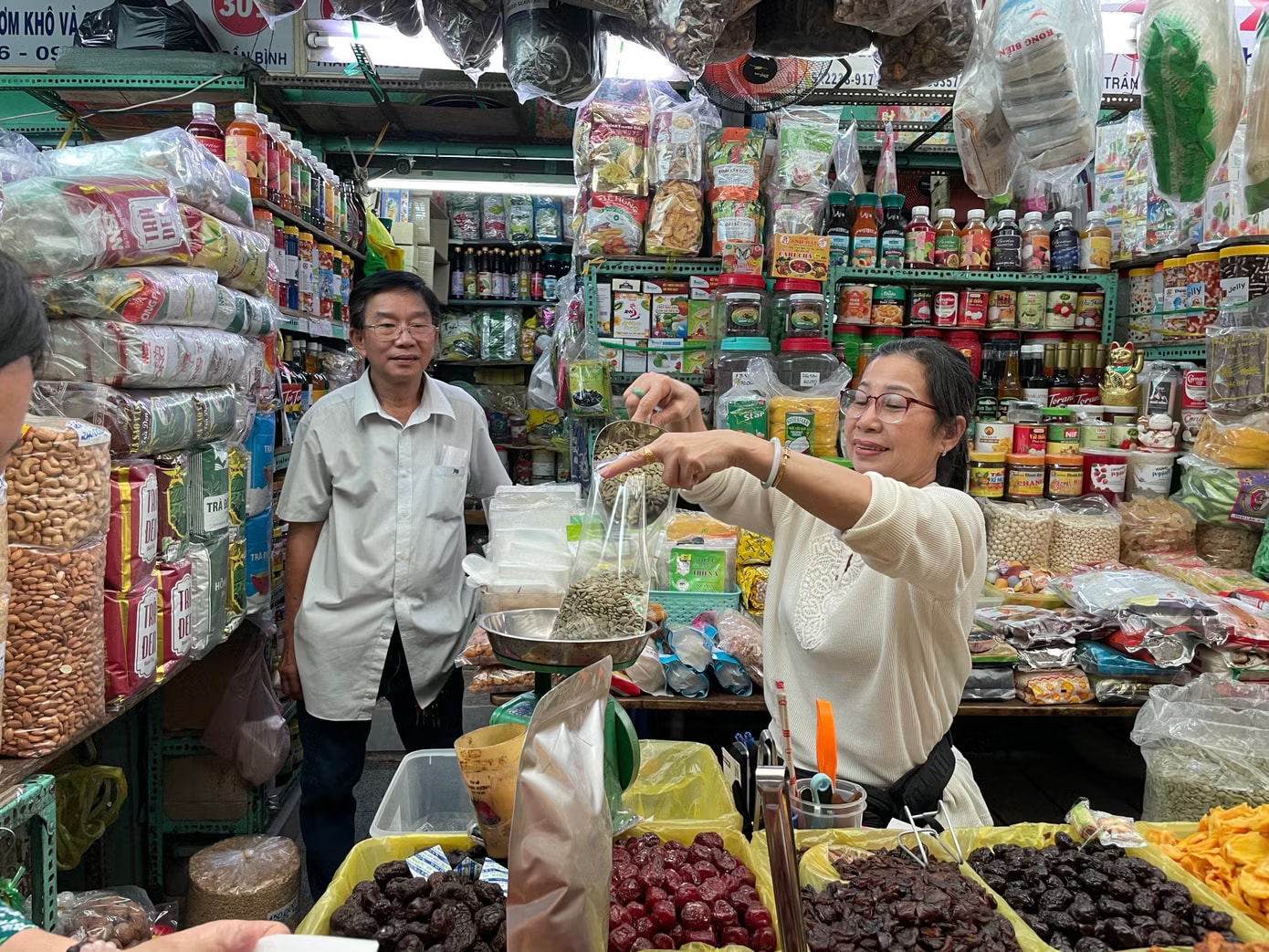 Đề xuất nâng ngưỡng doanh thu chịu thuế lên 2 tỷ đồng/năm được kỳ vọng sẽ giảm gánh nặng cho hộ kinh doanh nhỏ lẻ Đề xuất nâng ngưỡng doanh thu chịu thuế lên 2 tỷ đồng/năm: Cao hay thấp? - Ảnh 1.