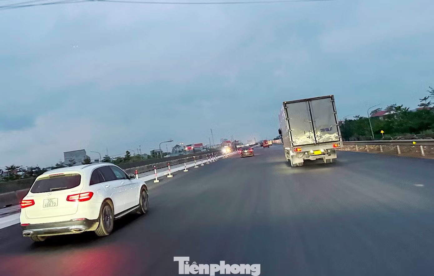 Tại đoạn qua trạm dừng nghỉ Xuân Khiêm và đoạn qua nút giao với QL10, trong hai ngày nay, phần đường mở rộng đã được thi công, thảm nhựa xong và cho xe phương tiện lưu thông. Cao tốc Cao Bồ - Mai Sơn mở rộng chưa xong, vì sao xe được đi tạm? - Ảnh 3.