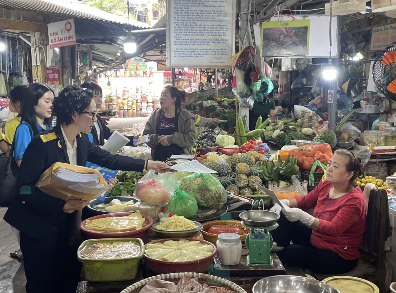 Cán bộ thuế tuyên truyền, hướng dẫn hộ kinh doanh Ảnh: Việt Linh Đề xuất nâng ngưỡng miễn thuế hộ kinh doanh lên 2 tỷ đồng: Tính toán kỹ tác động - Ảnh 1.