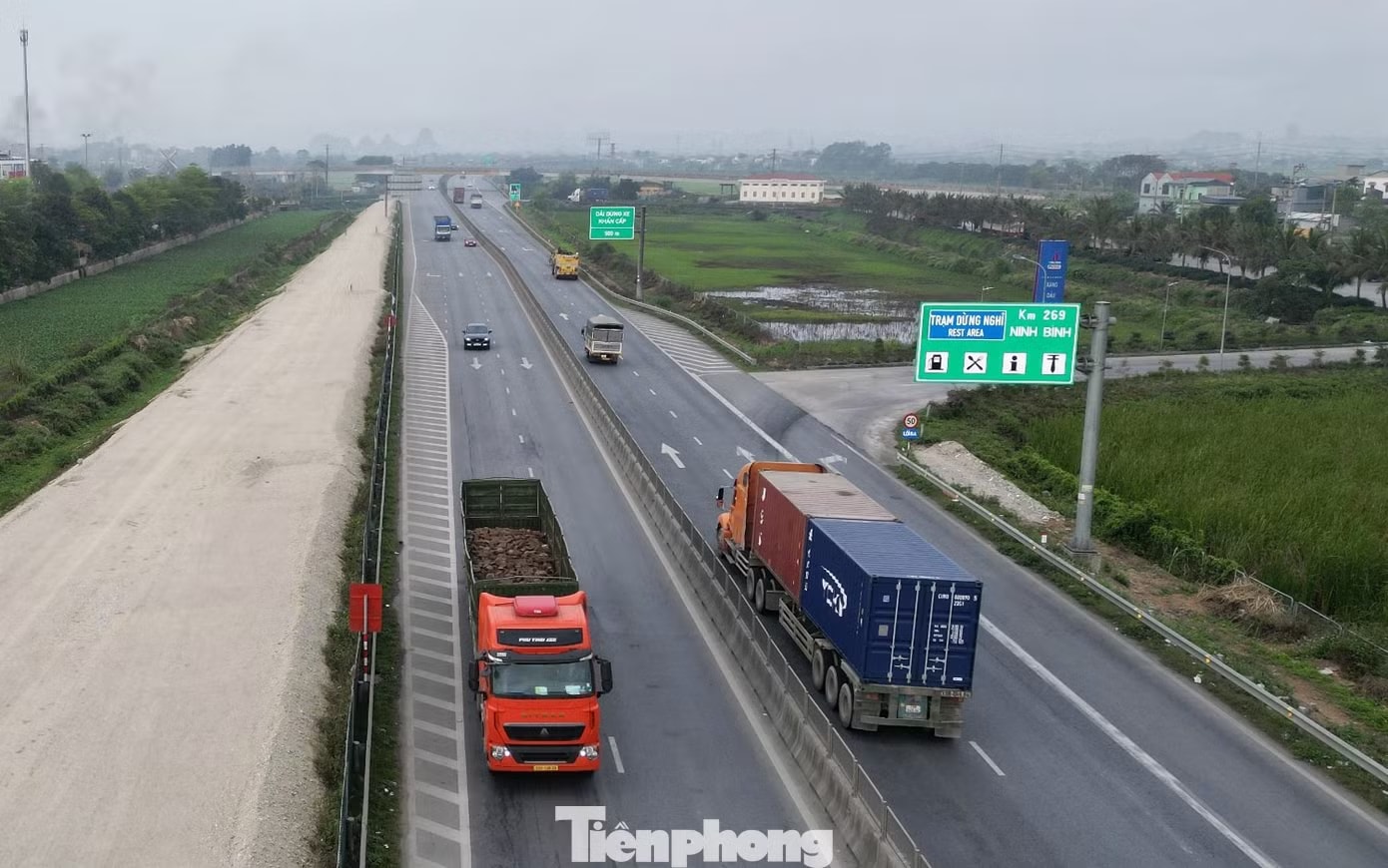 Theo kế hoạch, từ nay đến 30/4, dự án mở rộng cao tốc Cao Bồ - Mai Sơn sẽ hoàn thành việc thảm mặt đường và thông xe kỹ thuật. Cao tốc Cao Bồ - Mai Sơn mở rộng chưa xong, vì sao xe được đi tạm? - Ảnh 7.