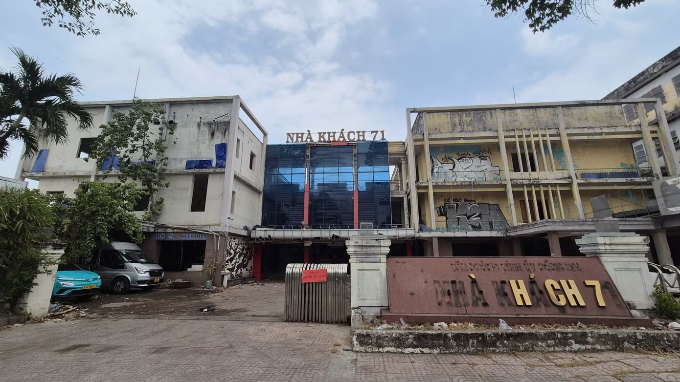 Cận cảnh nhiều trụ sở bỏ hoang, cỏ mọc um tùm... ở Đồng Nai - Ảnh 24.