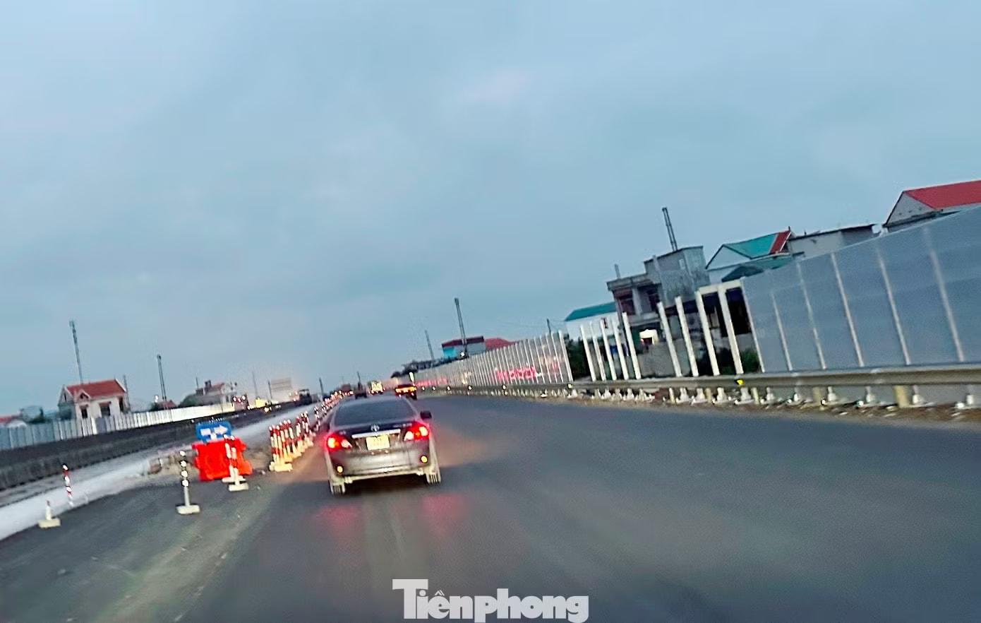 Với các đoạn cao tốc mới mở rộng đi qua các khu vực dân cư còn có hạng mục thi công tường chắn tiếng ồn. Cao tốc Cao Bồ - Mai Sơn mở rộng chưa xong, vì sao xe được đi tạm? - Ảnh 6.