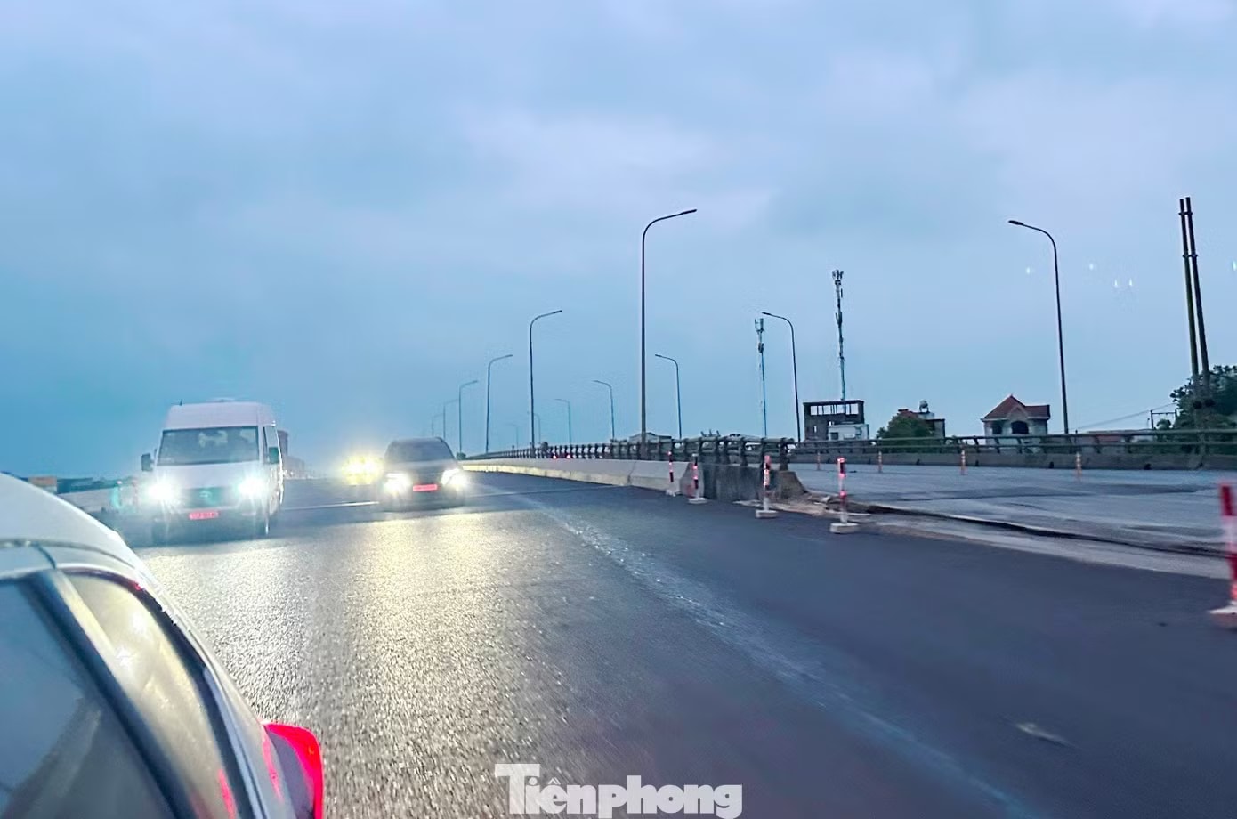 Mục đích của việc cho xe đi vào phần đường mới mở rộng là để các đơn vị thi công thảm bù mặt đường cao tốc cũ cho bằng cốt nền đường cao tốc mới mở rộng. Cao tốc Cao Bồ - Mai Sơn mở rộng chưa xong, vì sao xe được đi tạm? - Ảnh 4.