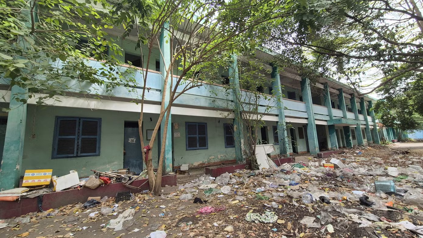Cận cảnh nhiều trụ sở bỏ hoang, cỏ mọc um tùm... ở Đồng Nai - Ảnh 1.