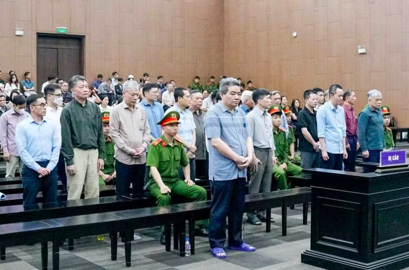 Các bị cáo tại phiên tòa. Giám đốc Công ty Hoàng Dân kháng cáo vụ hối lộ cựu Thứ trưởng Hoàng Văn Thắng - Ảnh 2.