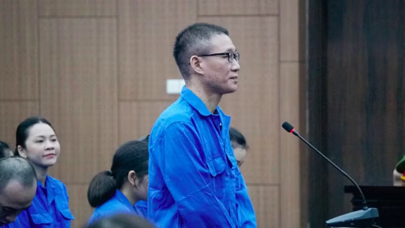 Bị cáo Phạm Quang Thiện. Phạt 7 năm tù cựu phó chủ tịch phường 'xào ke' cùng 2 nữ tiếp viên quán karaoke - Ảnh 1.