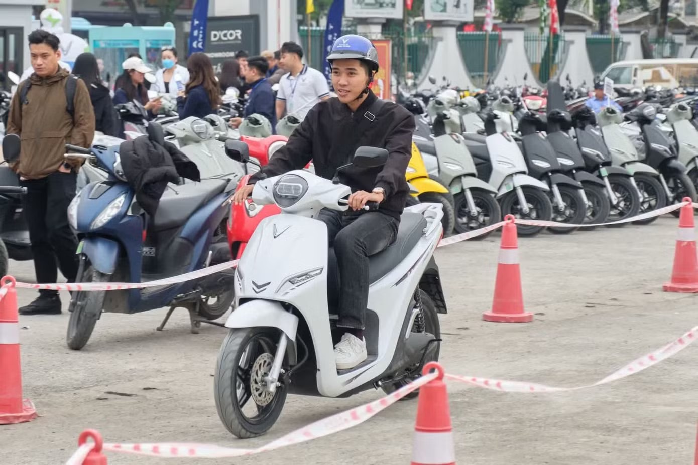 Người dân đổi xe xăng sang xe điện tại một đại lý Hà Nội sẽ chi tiền hỗ trợ đổi xe xăng: Tối đa 5 triệu, ưu tiên người ở từ 2 năm - Ảnh 1.