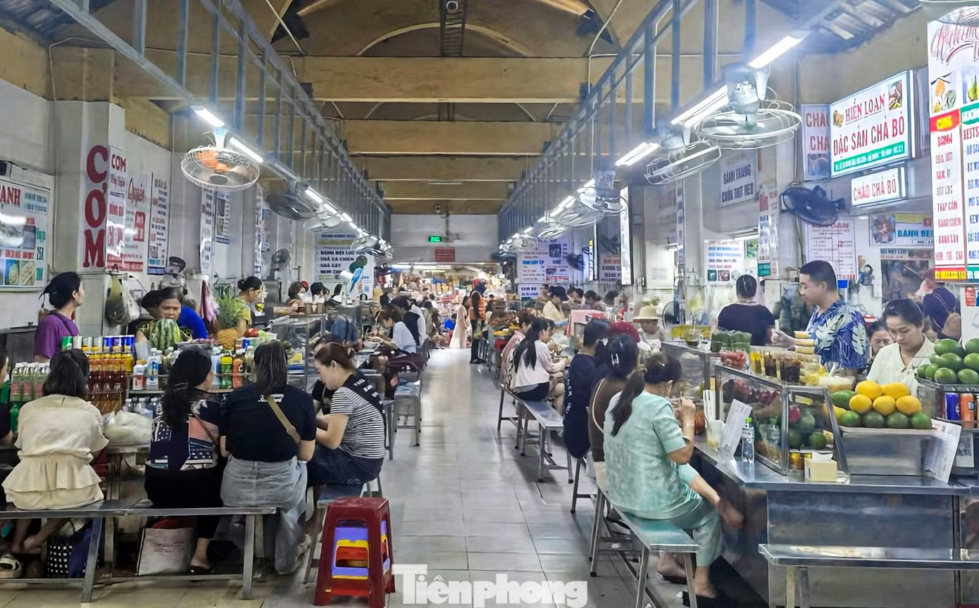 Khu ẩm thực tại Chợ Cồn luôn tấp nập, thu hút đông đảo người dân và du khách đến thưởng thức, trải nghiệm ẩm thực. Ảnh: DQ. Đà Nẵng 'siết' an toàn thực phẩm tại chợ, cơ sở ăn uống mùa cao điểm - Ảnh 1.