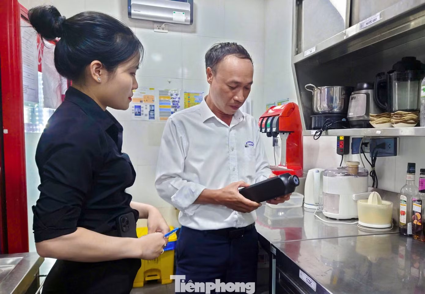Tăng cường kiểm tra an toàn thực phẩm, kiên quyết xử lý nghiêm các trường hợp vi phạm. Đà Nẵng 'siết' an toàn thực phẩm tại chợ, cơ sở ăn uống mùa cao điểm - Ảnh 3.