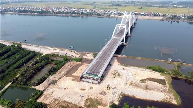 Cầu vòm thép nghìn tỷ tại tỉnh hẹp nhất Việt Nam đã sáng đèn nhưng chưa thể thông xe, lãnh đạo địa phương trực tiếp vào cuộc- Ảnh 1. Cầu vòm thép nghìn tỷ tại tỉnh hẹp nhất Việt Nam đã sáng đèn nhưng chưa thể thông xe, lãnh đạo địa phương trực tiếp vào cuộc- Ảnh 1.