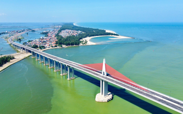 Chỉ ít ngày nữa, Việt Nam chính thức thông xe cầu vượt biển dài nhất miền Trung trị giá 2.400 tỷ đồng, nối tới thắng cảnh được vua Nguyễn ca ngợi