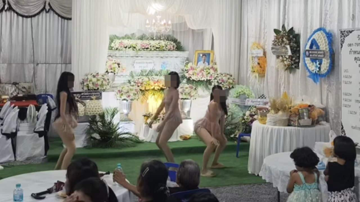 Đám tang thuê 3 nữ vũ công đến nhảy trước quan tài khiến cộng đồng mạng ‘dậy sóng’