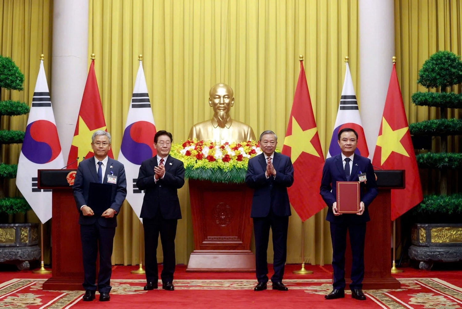 Chủ tịch HĐTV Petrovietnam Lê Ngọc Sơn và Chủ tịch KEPCO Kim Dong Cheol trao biên bản ghi nhớ về nghiên cứu hợp tác phát triển nhà máy điện hạt nhân-compressed
