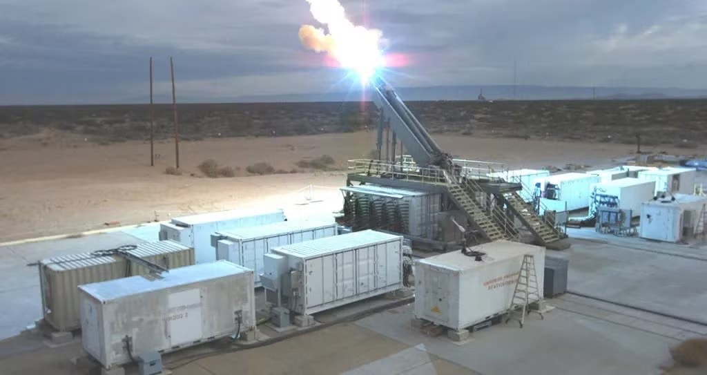 Bắn thử nghiệm nguyên mẫu pháo điện từ tại trường bắn White Sands ở bang New Mexico của Mỹ. Ảnh: US Navy. Tàu chiến lớp Trump: ‘Quái vật’ 17 tỷ USD và canh bạc công nghệ chưa từng có của Hải quân Mỹ - Ảnh 4.