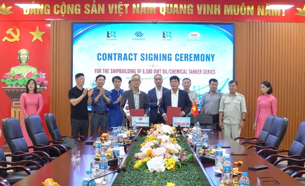 Doanh nghiệp đóng tàu gần 50 năm tuổi của Việt Nam vừa ký hợp đồng đóng mới 10 tàu chở dầu cho đối tác Hàn Quốc - Ảnh 1.