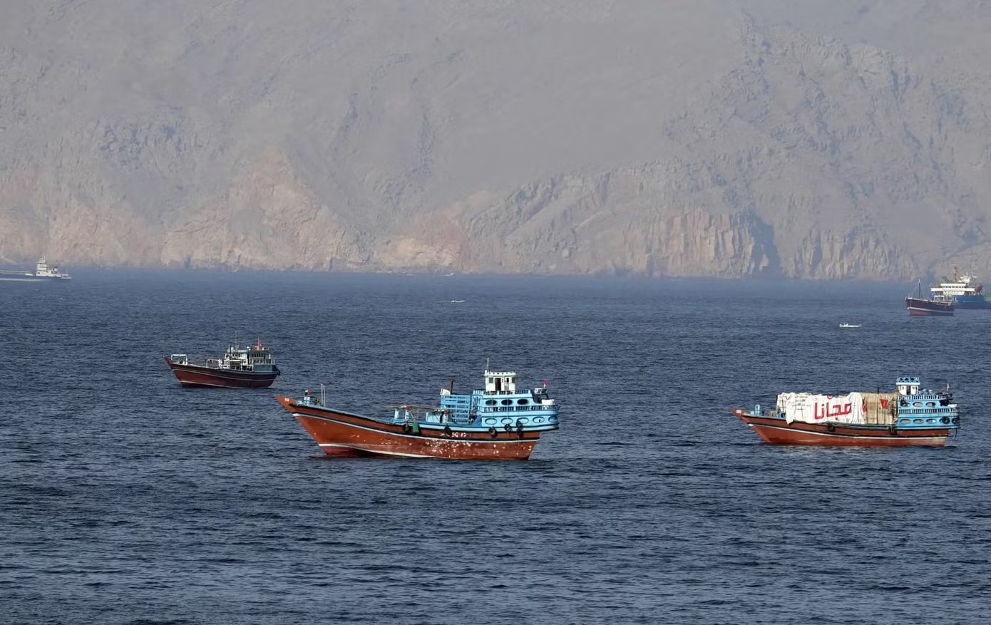Hoạt động vận tải qua eo biển Hormuz tiếp tục chịu sức ép đáng kể. Ảnh: Al Jazeera. Giá dầu thế giới vượt 106 USD/thùng - Ảnh 2.