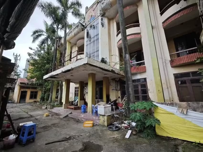 Toà nhà số 30 Tô Hiệu (Hà Đông), thuộc Viện kiểm sát nhân dân Tối cao để hoang hoá, xuống cấp nhiều năm. Ảnh: Trọng Phú. Quốc hội sẽ giám sát quản lý, sử dụng trụ sở làm việc sau khi sắp xếp bộ máy - Ảnh 1.