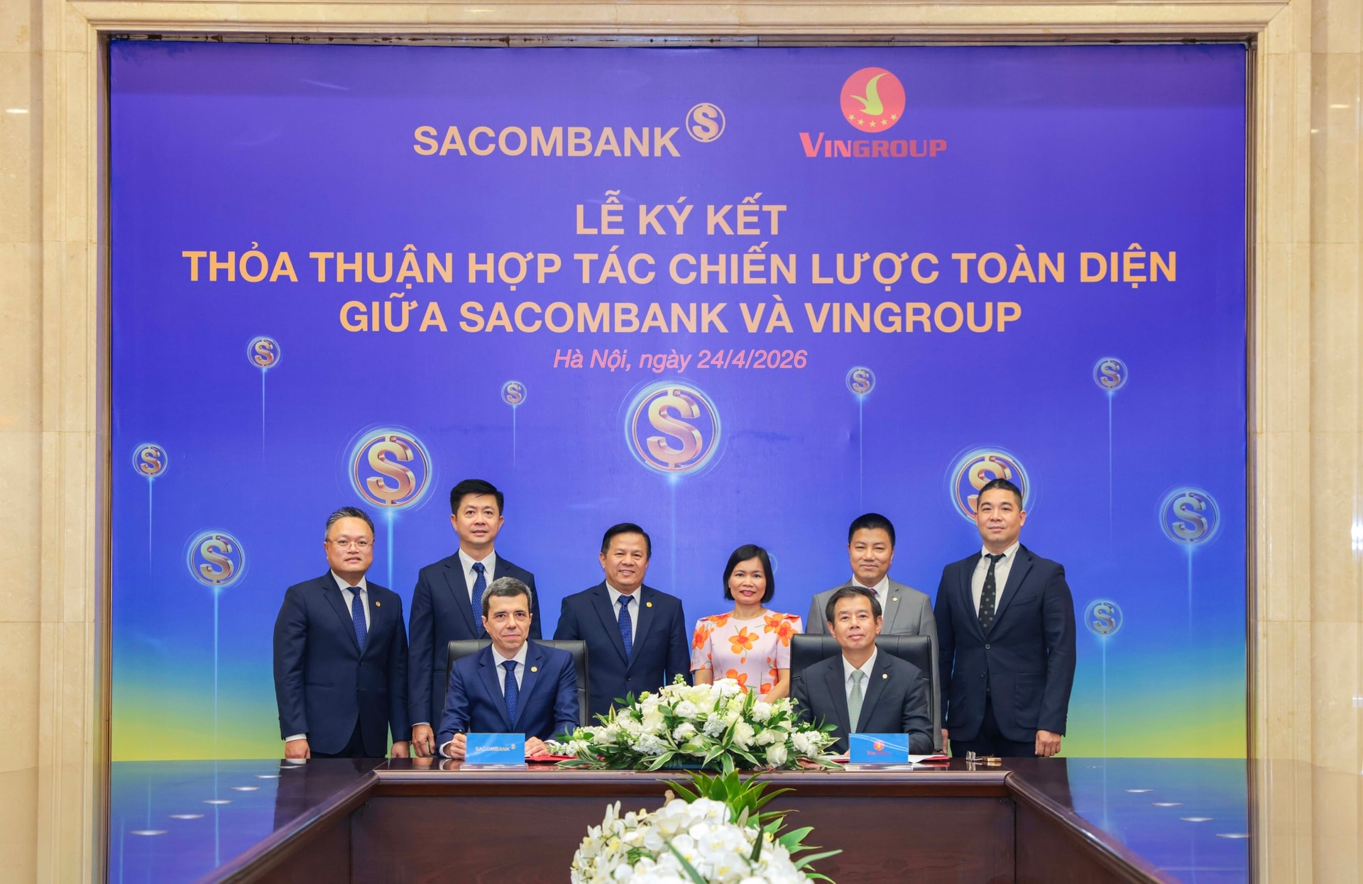 Ông Faussier Loic Michel Marc - Quyền Tổng Giám đốc SACOMBANK (trái) và ông Nguyễn Việt Quang - Phó Chủ tịch Hội đồng Quản trị kiêm Tổng Giám đốc Tập đoàn Vingroup (phải) thực hiện nghi thức ký kết dưới sự chứng kiến của đại diện lãnh đạo hai đơn vị.
