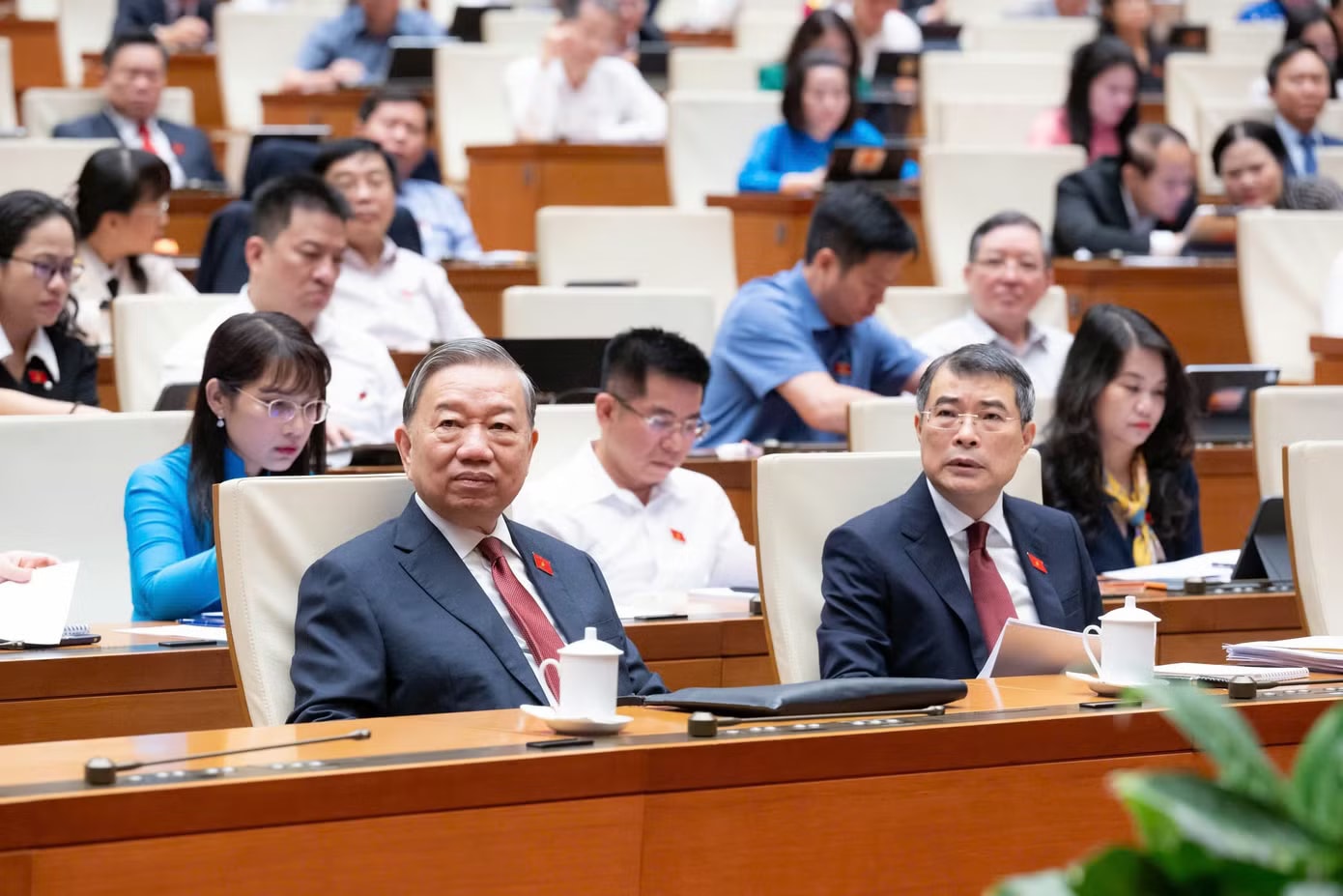 Tổng Bí thư, Chủ tịch nước Tô Lâm và Thủ tướng Lê Minh Hưng tại phiên họp ngày 23/4. (Ảnh: QH) Quốc hội họp phiên bế mạc, quyết định nhiều nội dung quan trọng, cấp bách - Ảnh 1.