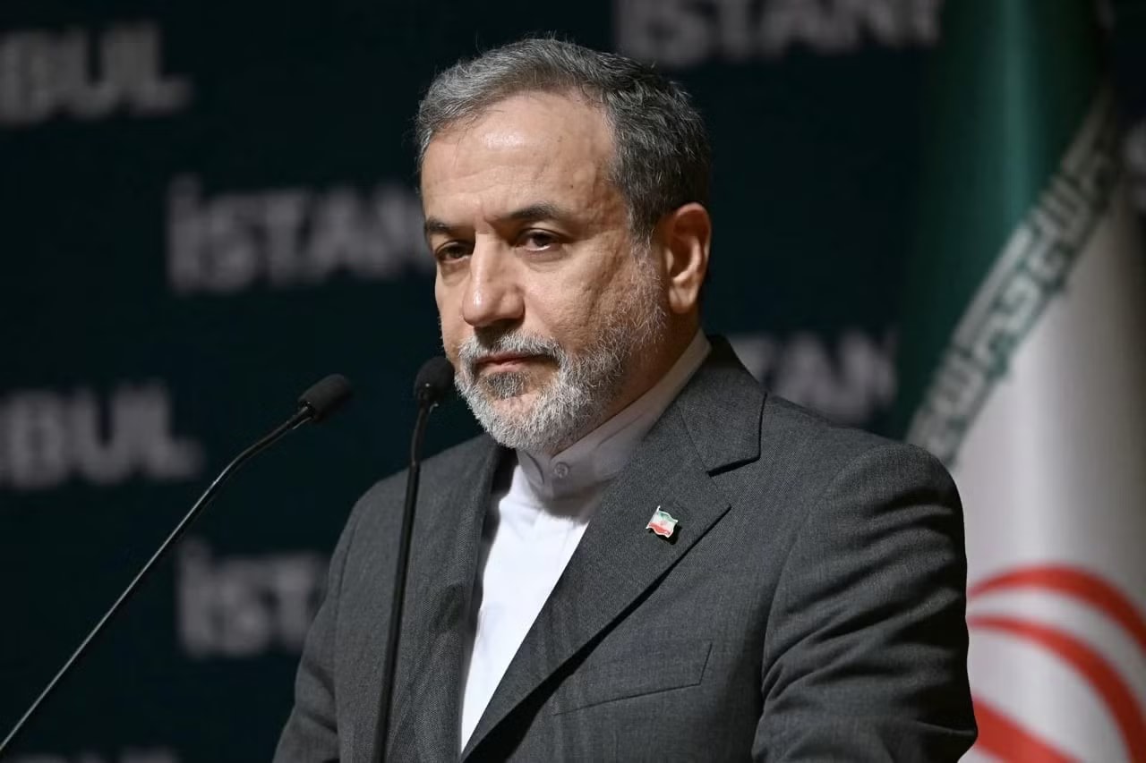 Ngoại trưởng Iran Abbas Araghchi. Iran tăng cường liên lạc với Pakistan giữa lúc ngừng bắn mong manh - Ảnh 1.