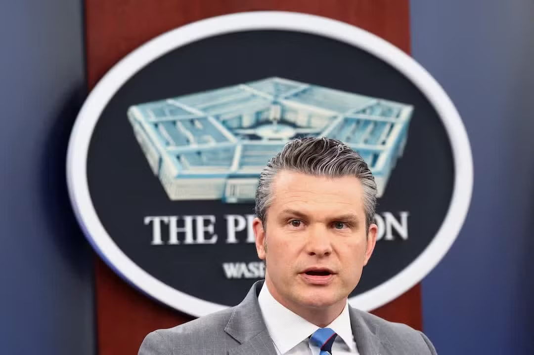 Bộ trưởng Chiến tranh Mỹ Pete Hegseth. (Ảnh: Reuters) Quân đội Mỹ chưa có dấu hiệu lùi bước ở eo biển Hormuz - Ảnh 1.