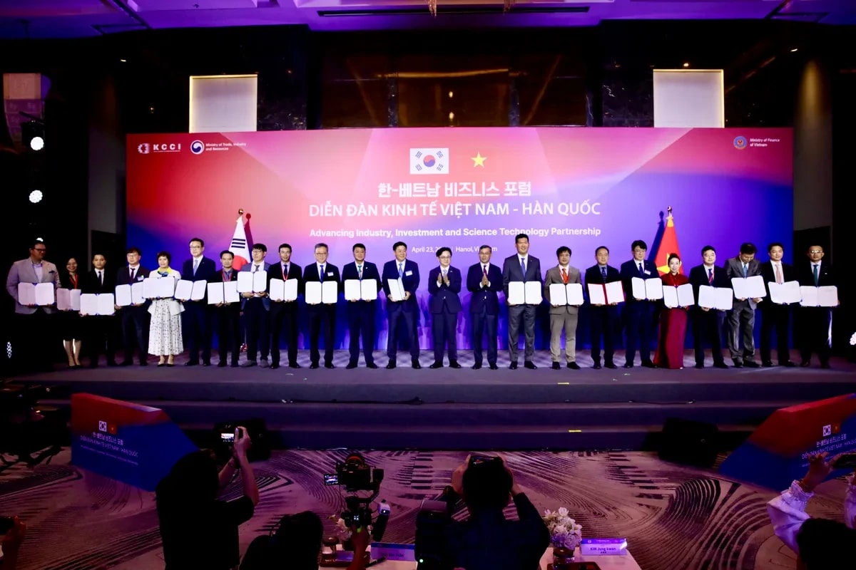 Đại diện <a style='text-decoration: none;' href='/CMC'>CMC</a> và đối tác FuriosaAI cùng các doanh nghiệp Việt Nam - Hàn Quốc tại lễ trao MOU hợp tác trong khuôn khổ Diễn đàn Kinh tế Việt Nam - Hàn Quốc.