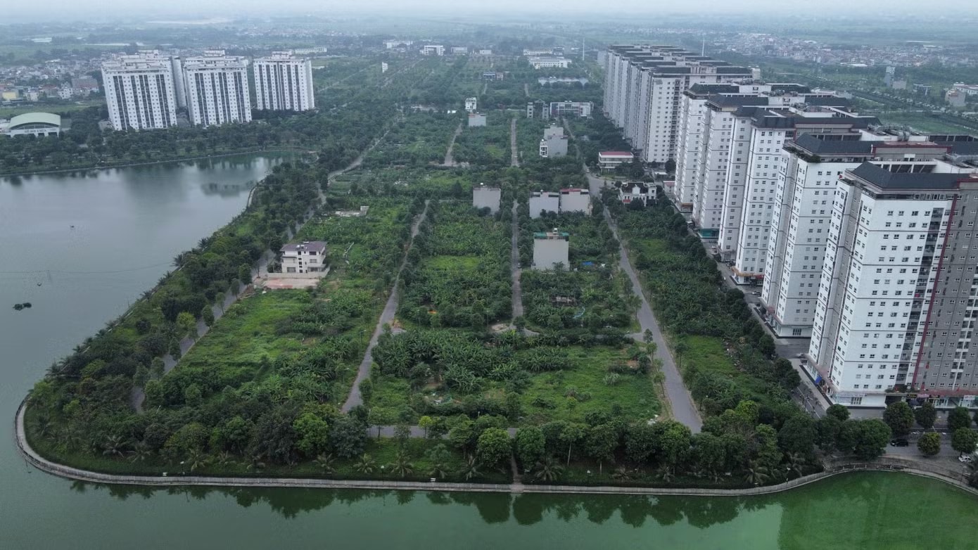 Người dân mua nhà tại các toà chung cư thuộc khu đô thị Thanh Hà chưa được cấp sổ hồng. Ảnh: Đình Phong. Chủ đầu tư 'chung cư vạn dân' HH Linh Đàm nói gì về khảo sát 'trả nhà, đổi nhà'? - Ảnh 1.