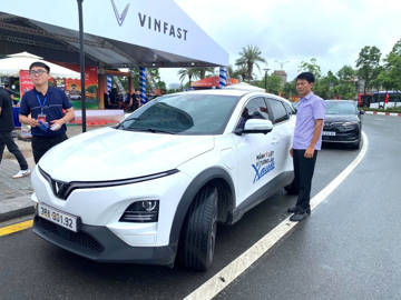 Người dân tại quê nhà tỷ phú Phạm Nhật Vượng 'choáng' với sức mạnh của VinFast VF 6 sau vài phút lái thử