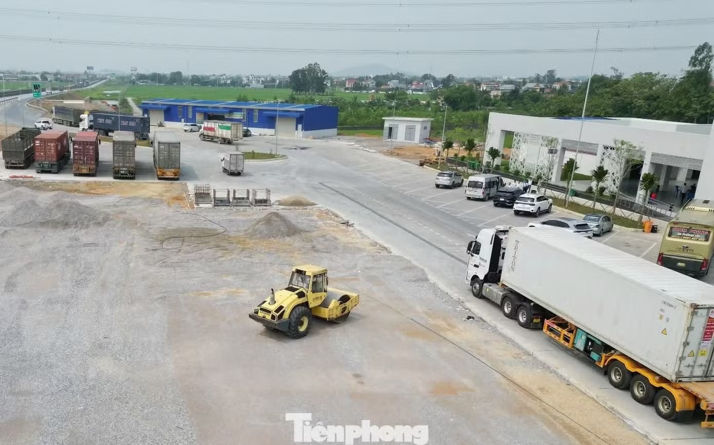 Toàn cảnh trạm dừng nghỉ Đông Sơn trên cao tốc Bắc Nam đoạn dự án thành phần Mai Sơn - QL45. Sẽ thông xe 12 dự án cao tốc trong dịp 30/4 - Ảnh 2.