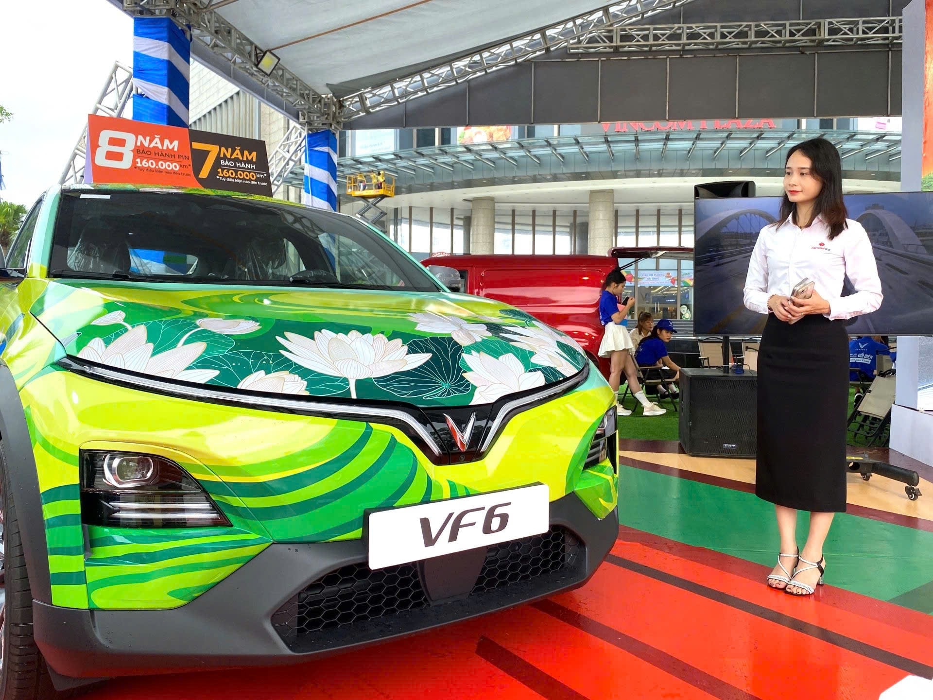 Người dân tại quê nhà tỷ phú Phạm Nhật Vượng 'choáng' với sức mạnh của VinFast VF 6 sau vài phút lái thử - Ảnh 5.